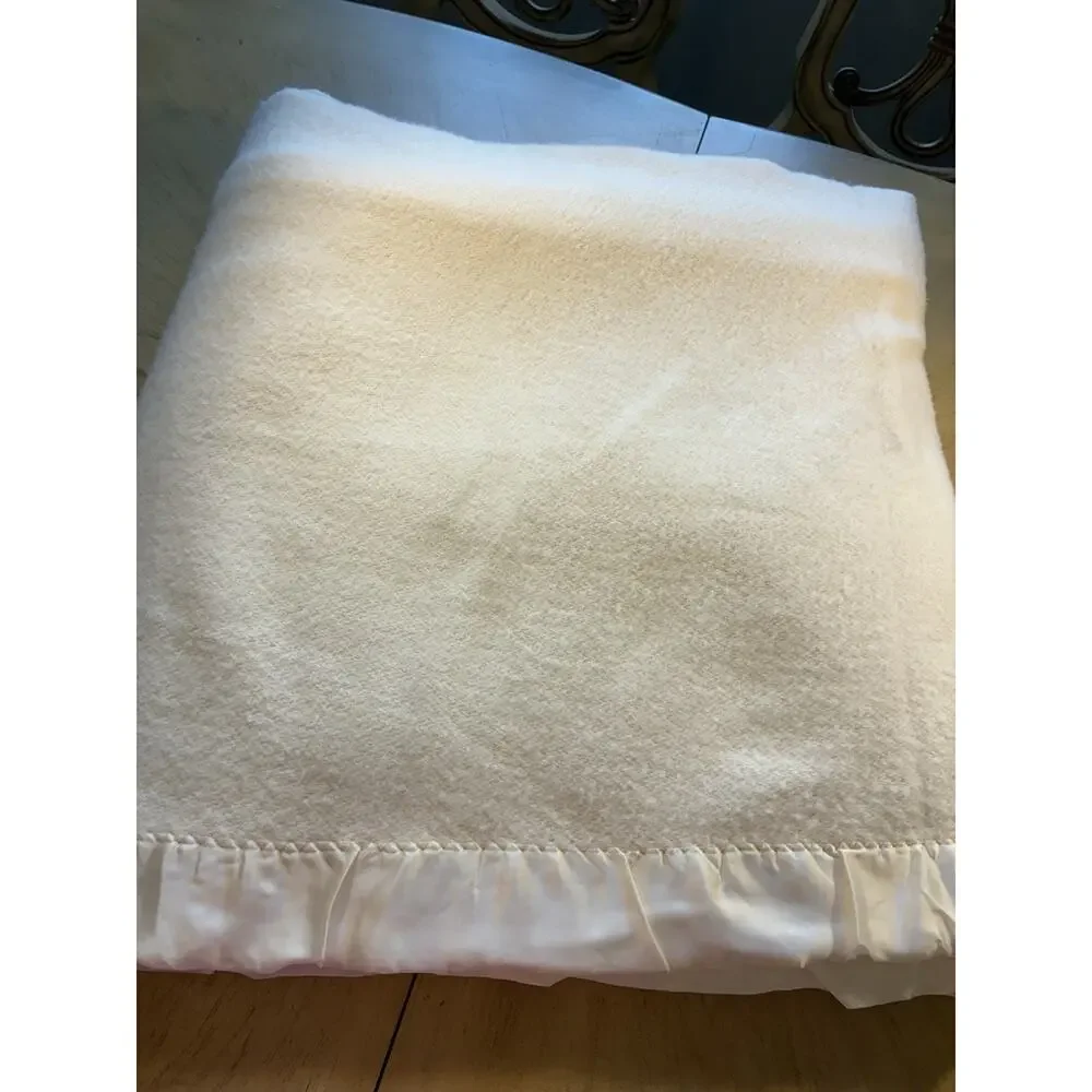 Vtg Faribo Mill King Blanket Cream Acrylic Cotton Satin Trim 92x105 USA 1970s